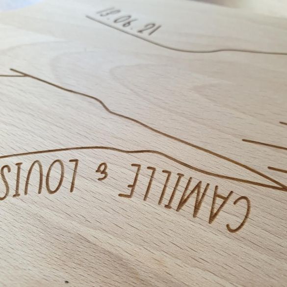 Planche à découper en bois gravée personnalisée mains amoureux | Saint Valentin | Cadeau couple