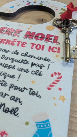Pancarte de porte “Père Noël arrête-toi ici” personnalisée avec clé magique dorée