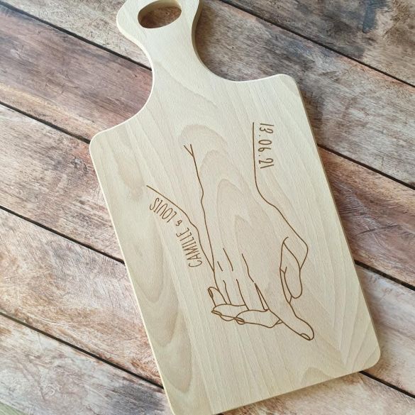 Planche à découper en bois gravée personnalisée mains amoureux | Saint Valentin | Cadeau couple