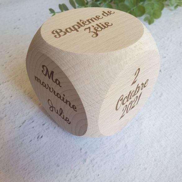 Gros cube / dé Baptême personnalisé en bois