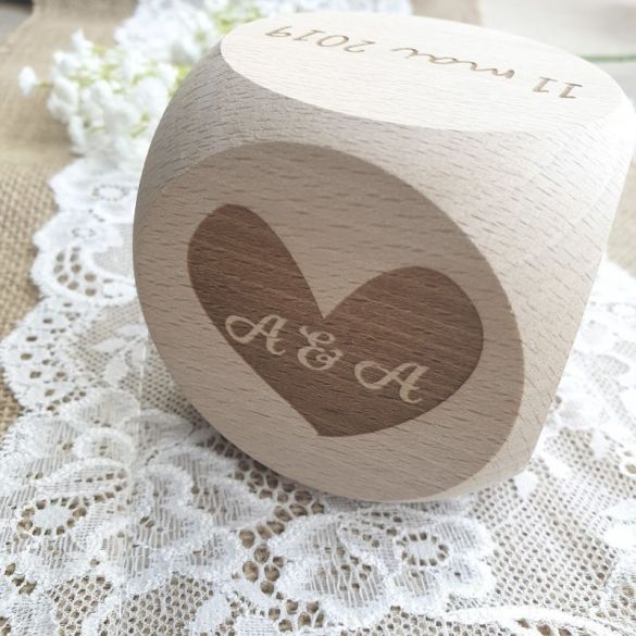 Gros cube / dé de mariage personnalisé en bois