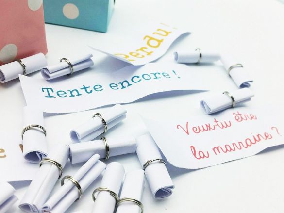 Boîte surprise avec rouleaux à dérouler pour une annonce originale