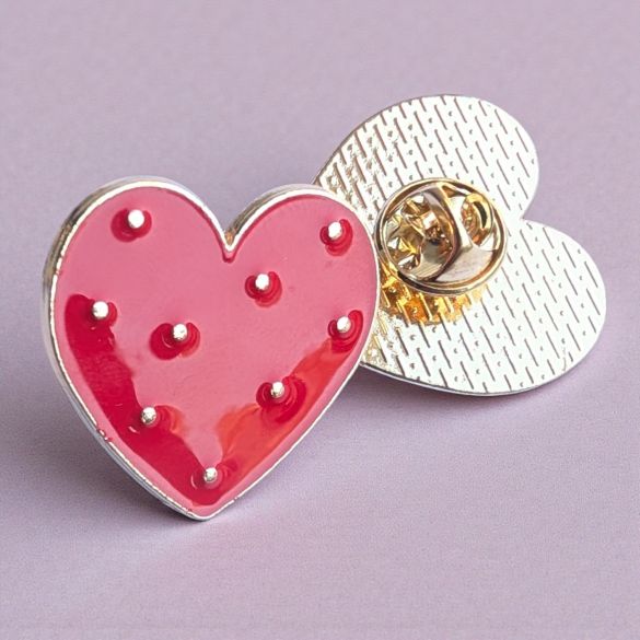 Nuage en bois personnalisé avec pin’s cœur rouge