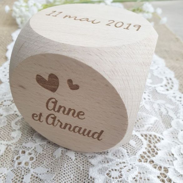 Gros cube / dé de mariage personnalisé en bois