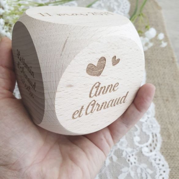 Gros cube / dé de mariage personnalisé en bois