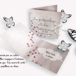 Papillon volant avec carte d'annonce