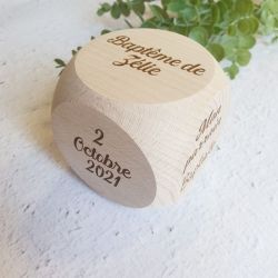 Gros cube / dé Baptême personnalisé en bois