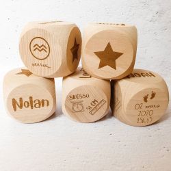 Gros cube / dé de naissance personnalisé en bois