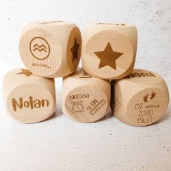 Gros cube / dé de naissance personnalisé en bois